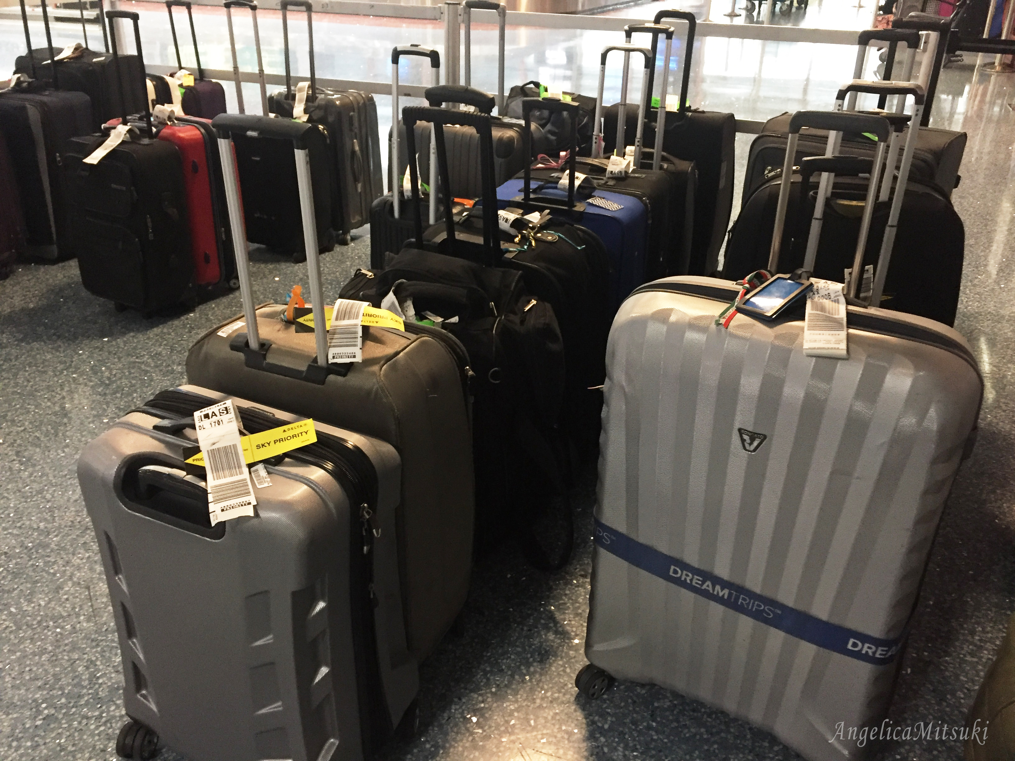トランジットした空港でスーツケースのピックアップをしたら、すぐに預けるところがあるので探してみてね