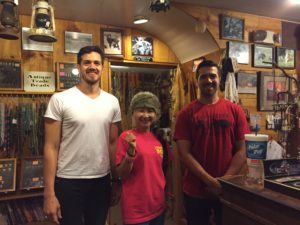 セドナのお土産に、大地のパワーがつまった泥パックや、泥染めTシャツがオススメ